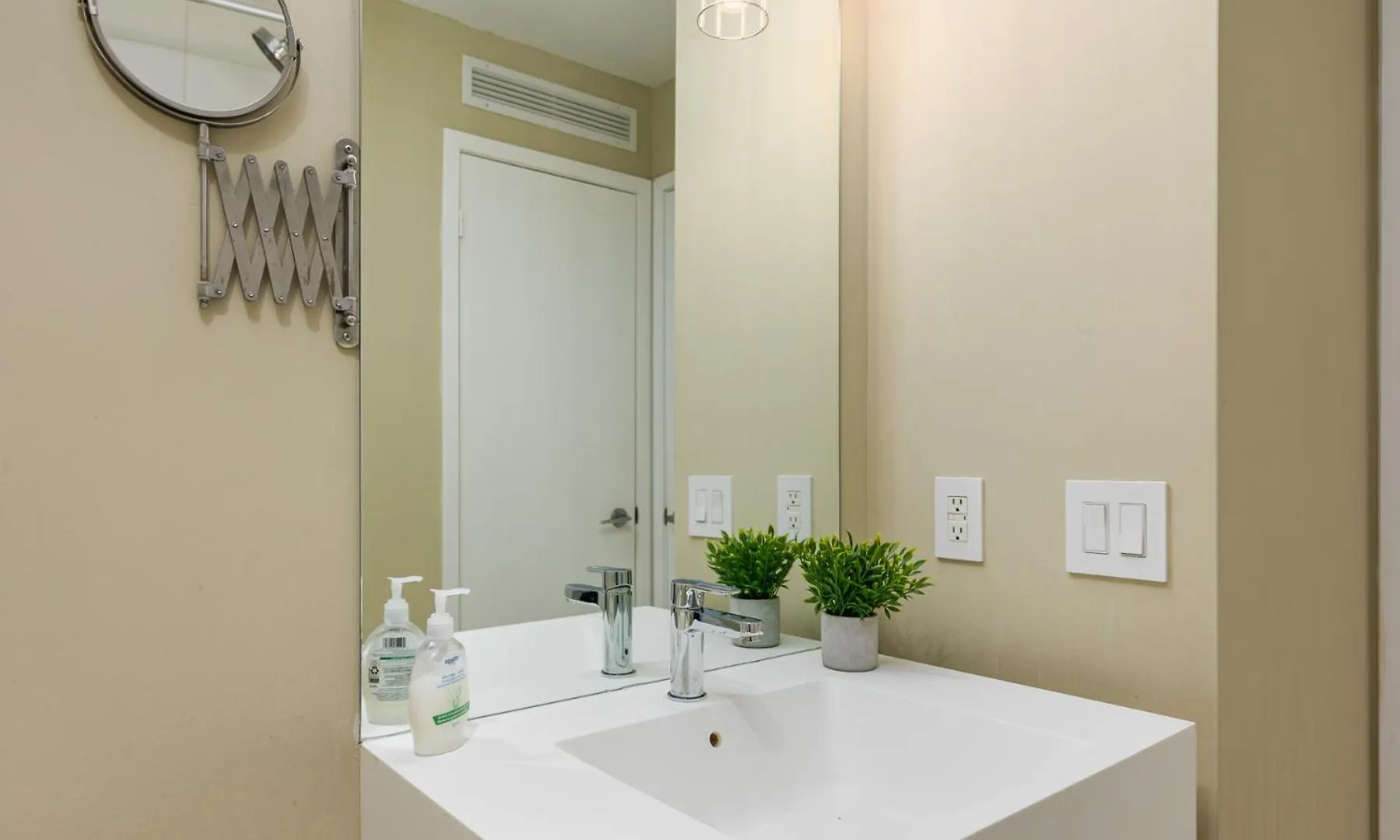 Iceboat Suites Toronto