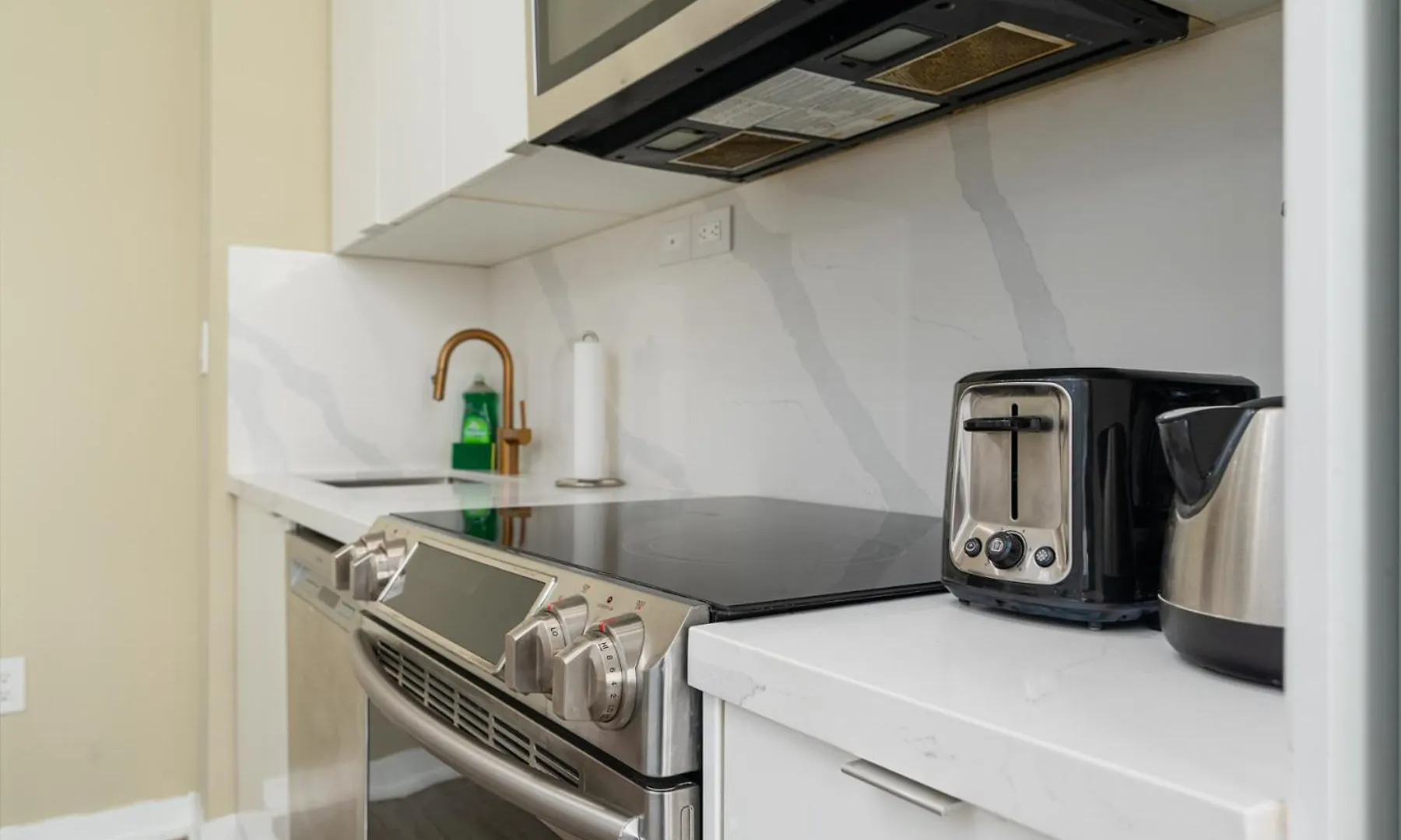 Iceboat Suites Toronto Hotel